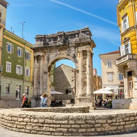 Samara With Pool - Happy Pula