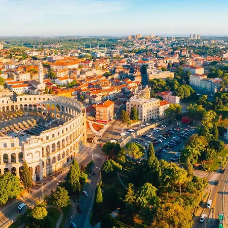 Samara With Pool - Happy *