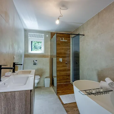 Samara With Pool - Happy *