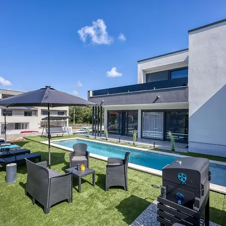 Apartment Samara With Pool - Happy