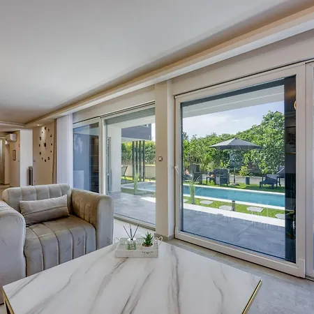 Samara With Pool - Happy