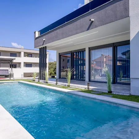 Samara With Pool - Happy Daire Pula